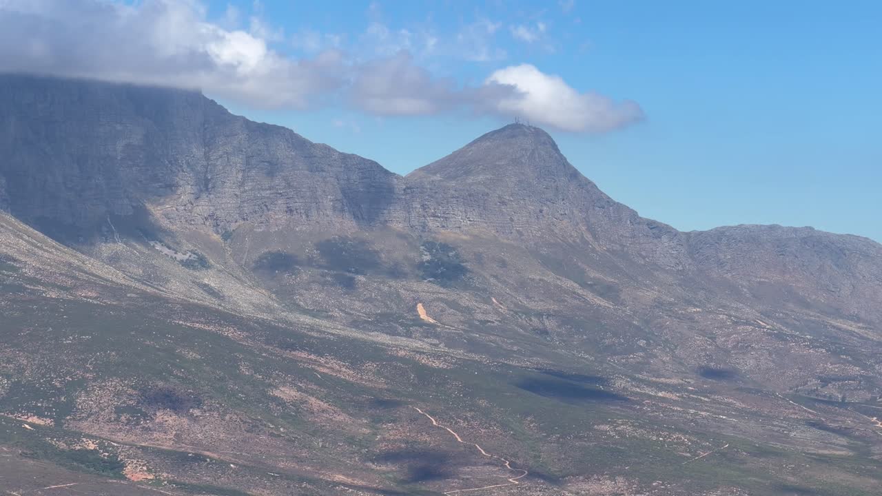 Monti Hottentots Holland in una limpida giornata estiva a Somerset West, Sudafrica.