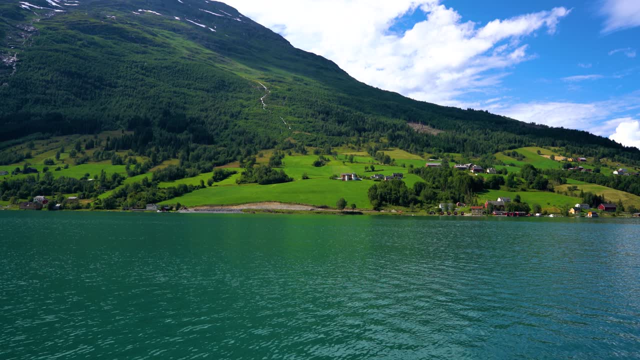el lago lovatnet es una naturaleza hermosa de noruega.