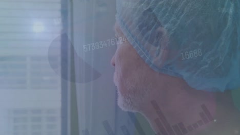 animación de puntos de luz y procesamiento de datos sobre el hombre caucásico mayor