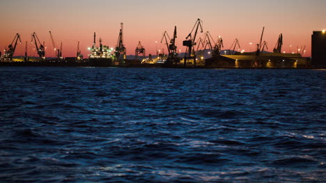 muelle iluminado al final de la noche