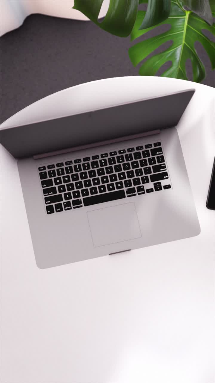 Configurazione moderna dell'area di lavoro con laptop, smartphone e mouse