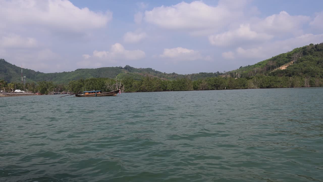 조용 한 호수 를 가로질러 여행 하는 배