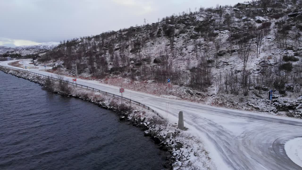 Paesaggio ghiacciato al confine tra Norvegia e Svezia vicino a un lago nordico - Ripresa aerea da angolo basso