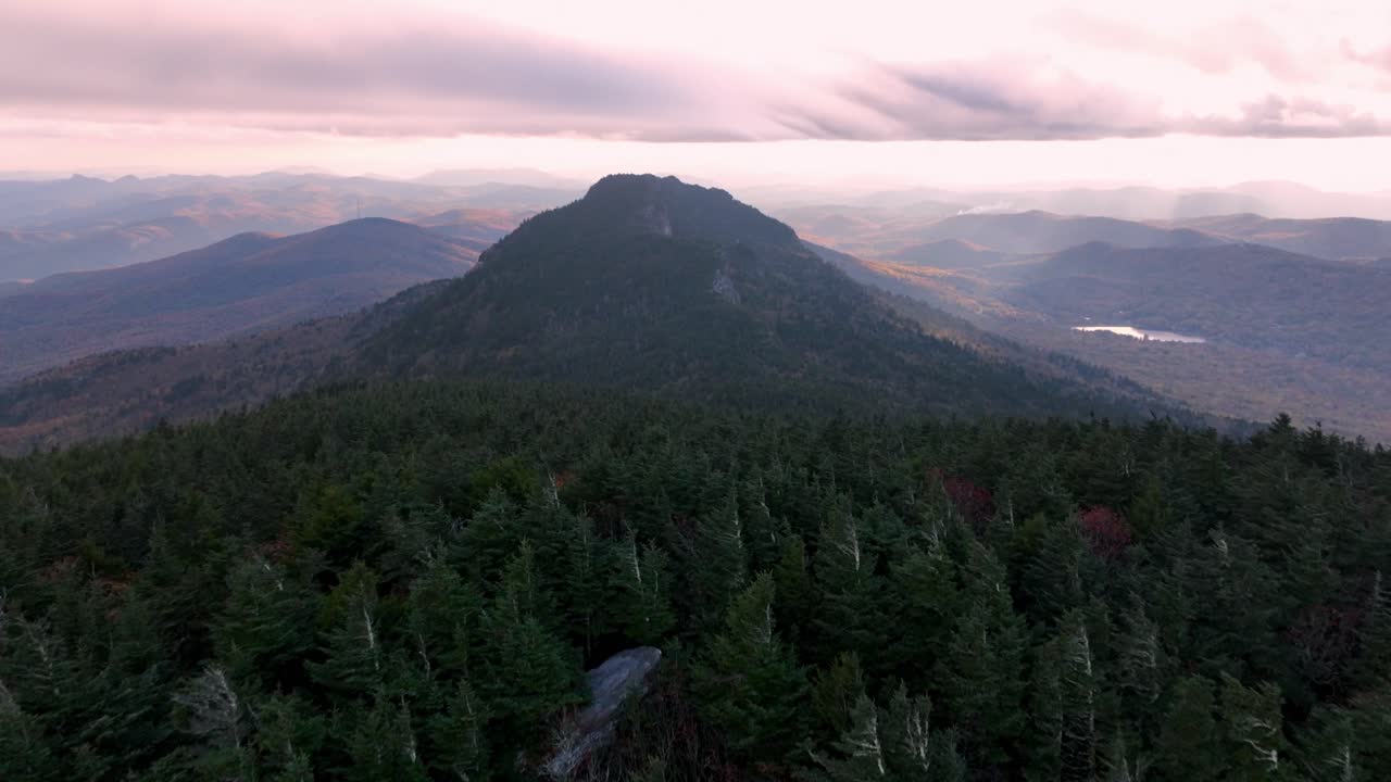 volando sobre el pico calloway, la cresta de la montaña abuelo nc, carolina del norte al atardecer
