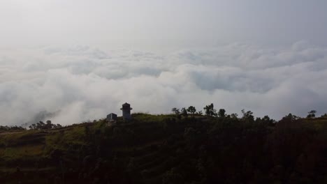 Vista-De-La-Cresta-De-La-Montaña-De-Nepal-Desde-Una-Toma-Aérea-A-Gran-Altura