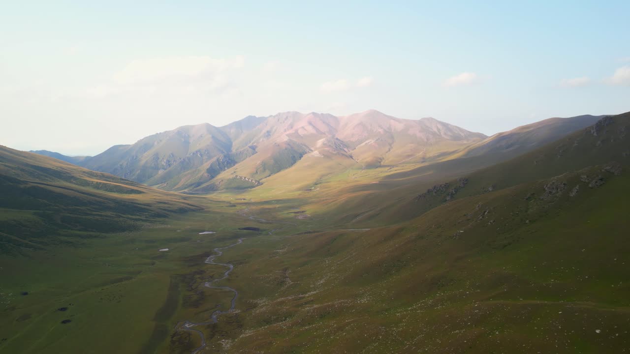 강과 함께 경치 좋은 산 계곡