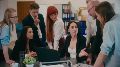 Confident-businesswoman-explaining-employees-in-meeting.