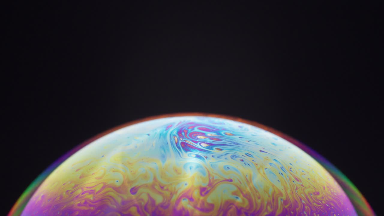 цветный мыльный пузырь с замысловатыми рисунками на поверхности