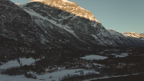 Sol-Brillando-A-Través-De-La-Ladera-De-La-Montaña-En-Noruega---Toma-Aérea