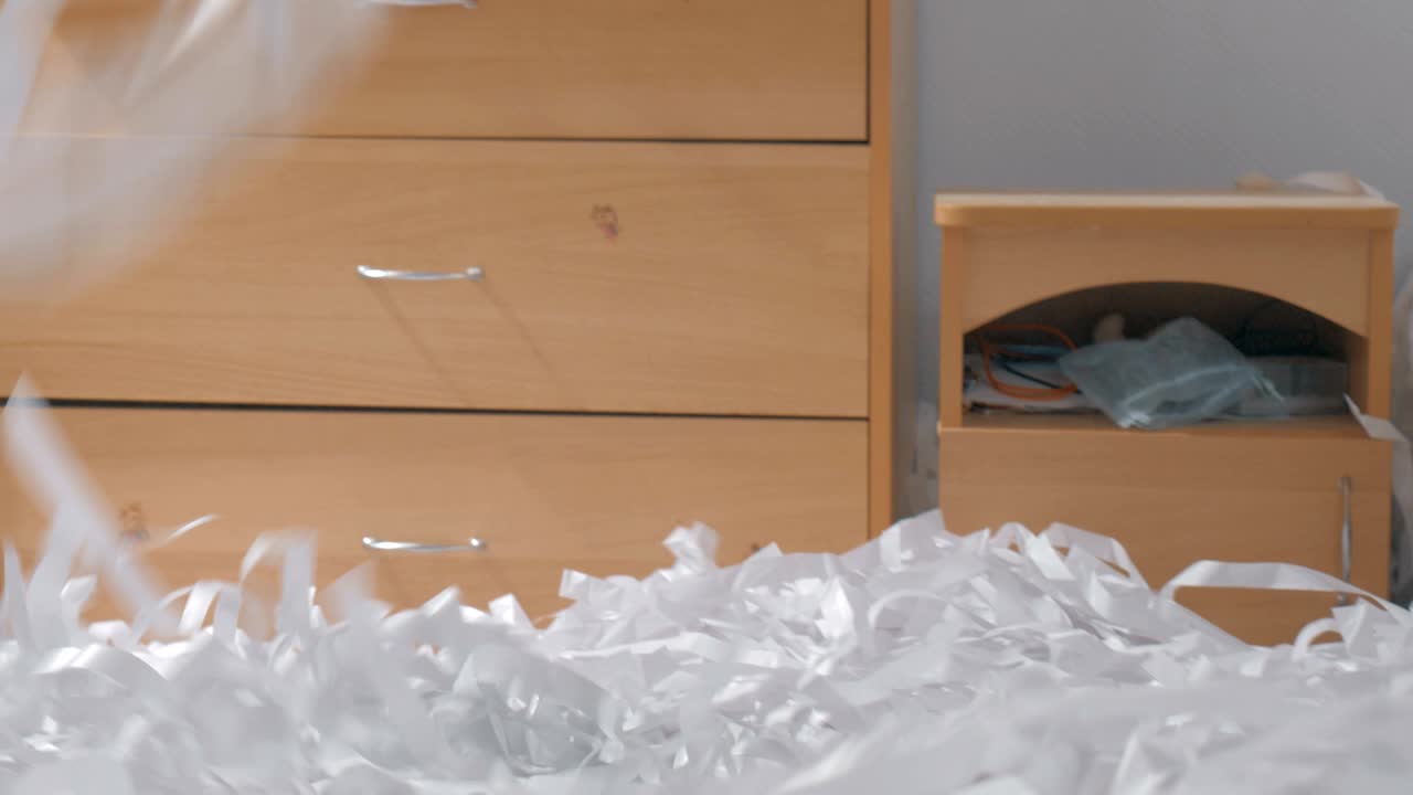 종이 파티에서 즐거운 작은 아이