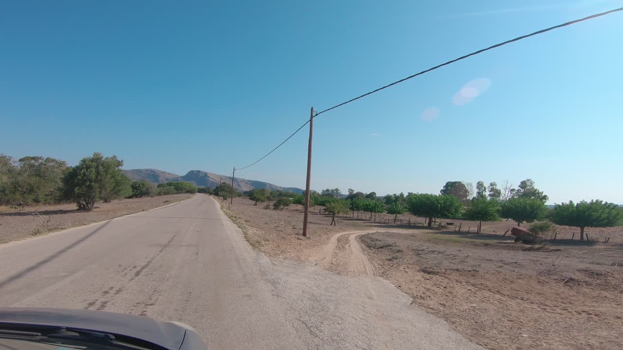 conduciendo por una carretera rural a través del bosque de strofilia en el suroeste de grecia del peloponeso, acercándose a la playa de kalogria