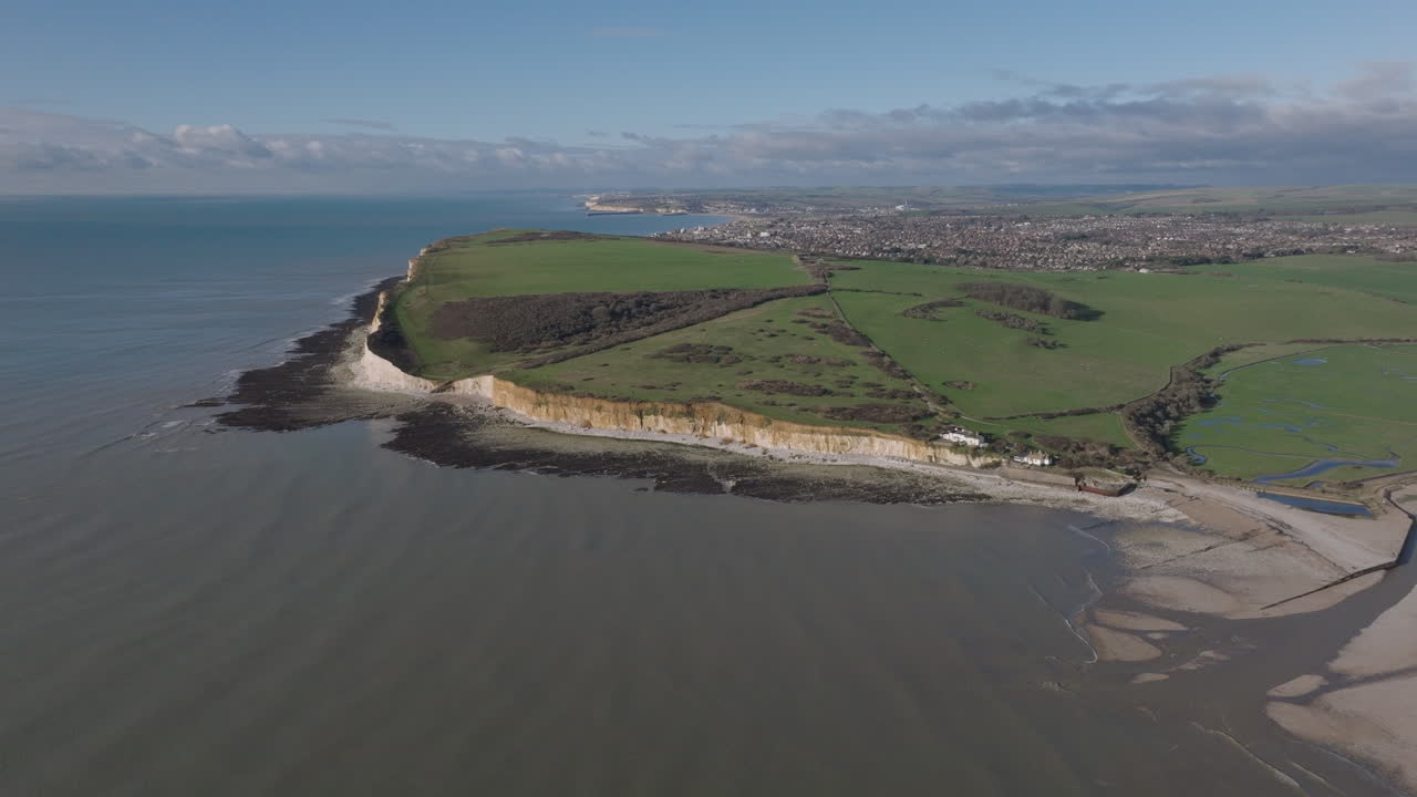 disparo aéreo a lo largo de la costa sur de inglaterra hacia la ciudad de seaford