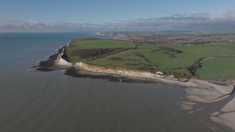 Toma-Aérea-A-Lo-Largo-De-La-Costa-Sur-De-Inglaterra-Hacia-La-Ciudad-De-Seaford