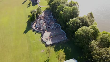 Órbita-Aérea-De-Un-Parque-Infantil-Sentado-Junto-Al-Río-Cumberland-En-Clarksville,-Tennessee