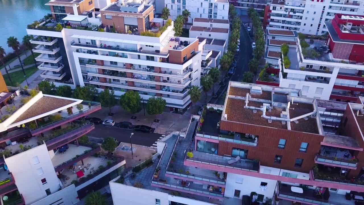 vuelo de drones sobre edificios residenciales modernos con una gaviota que pasa