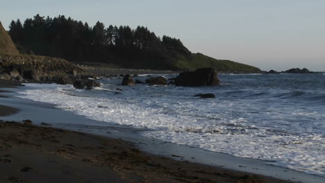 Rough-weather-and-waves-along-the-Oregon-coast-1