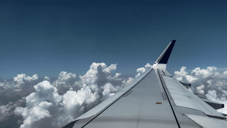 ala de un avión sobre las nubes