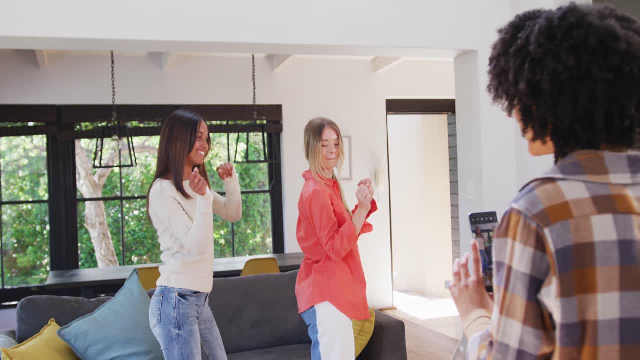 다양한 행복한 십대 소녀 친구들이 집에서 춤추고 블로그를 만들고, 슬로우 모션