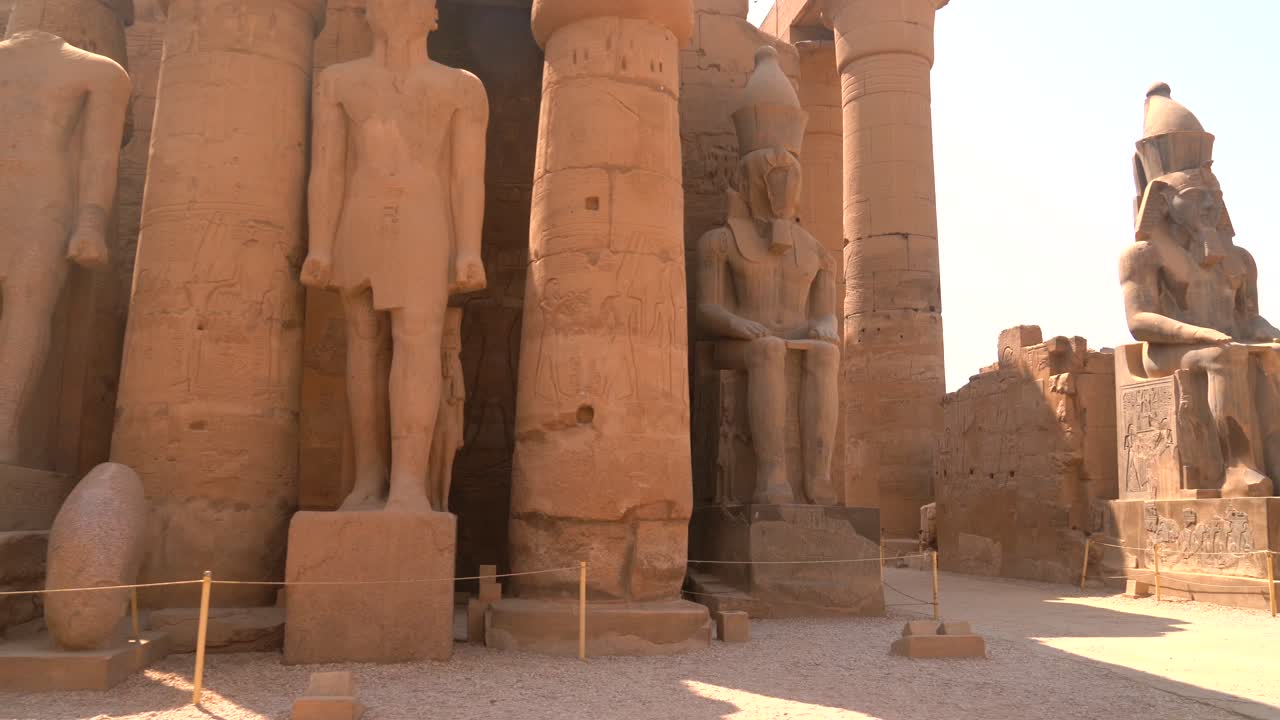 Statue e colonne del tempio di Luxor