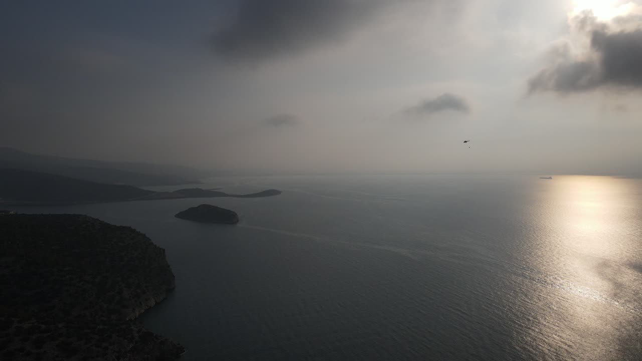 산불을 위해 비행하는 헬리 ⁇ 터