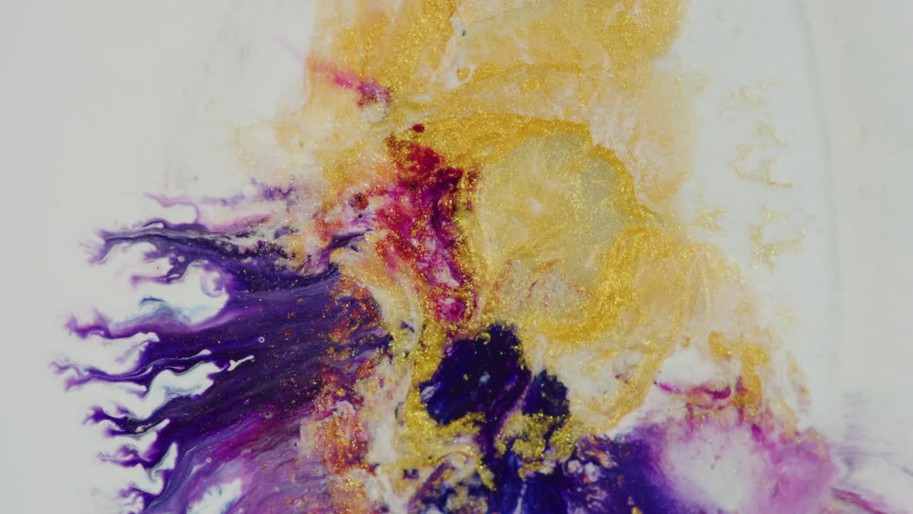 explosión de líquido abstracto de mezcla de colores que fluye en el borde del campo