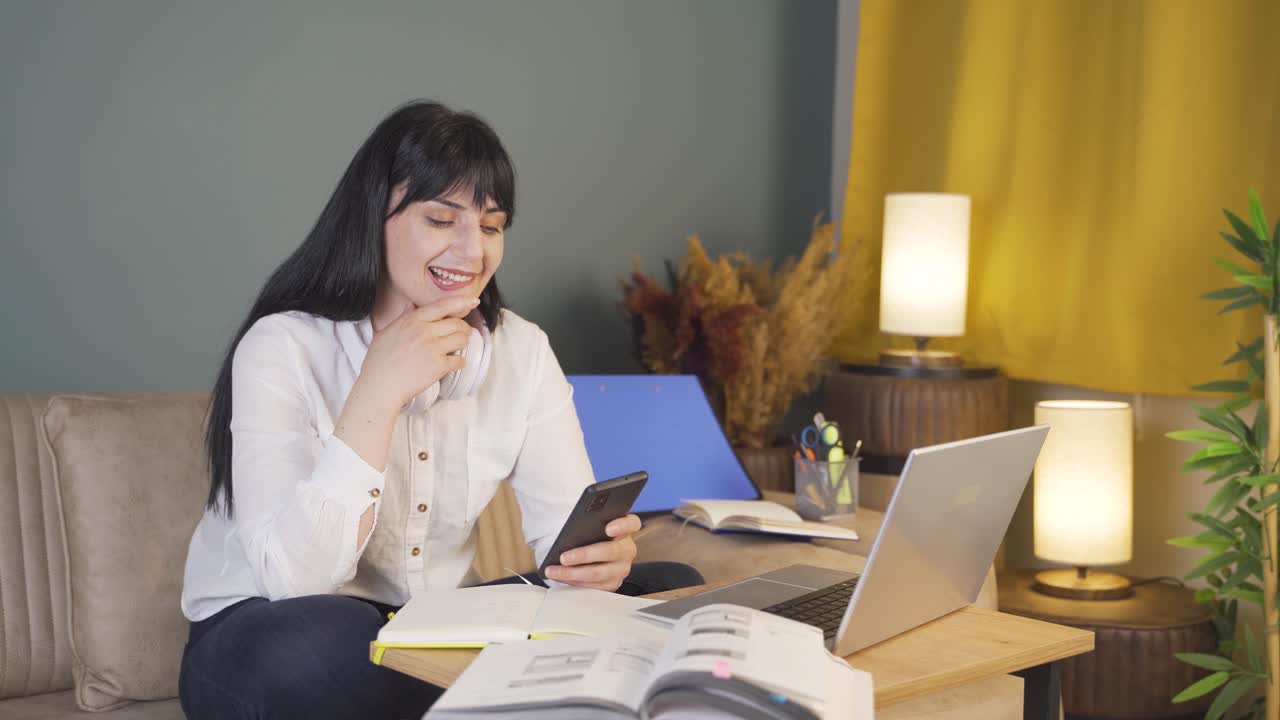 사랑에 빠진 여자가 전화로 문자 메시지를 보내고 있습니다.