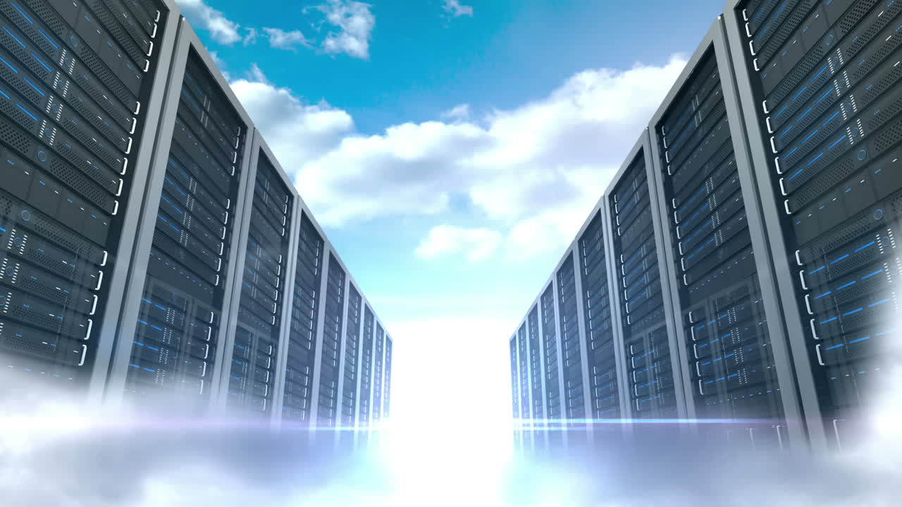 torre del servidor en el fondo del cielo nublado