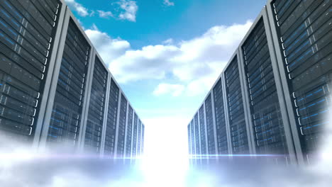 torre del server sullo sfondo del cielo nuvoloso