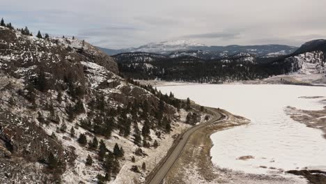 Impresionantes-Paisajes-Invernales:-Carretera-Barnhartvale-En-Kamloops-En-Medio-De-Montañas-Ondulantes-Y-Terrenos-Nevados