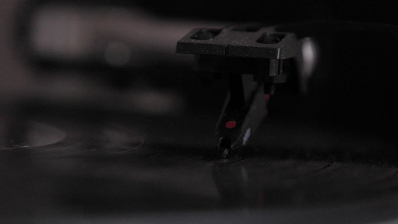 회전하는 비닐 턴테이블에 있는 턴테이블 바늘의 슬로우 모션 매크로 샷