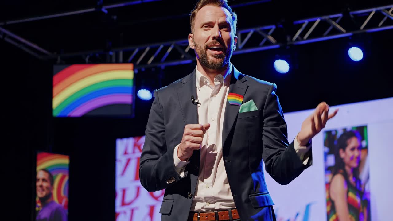 자부심 행사에서 동기 부여 연설자