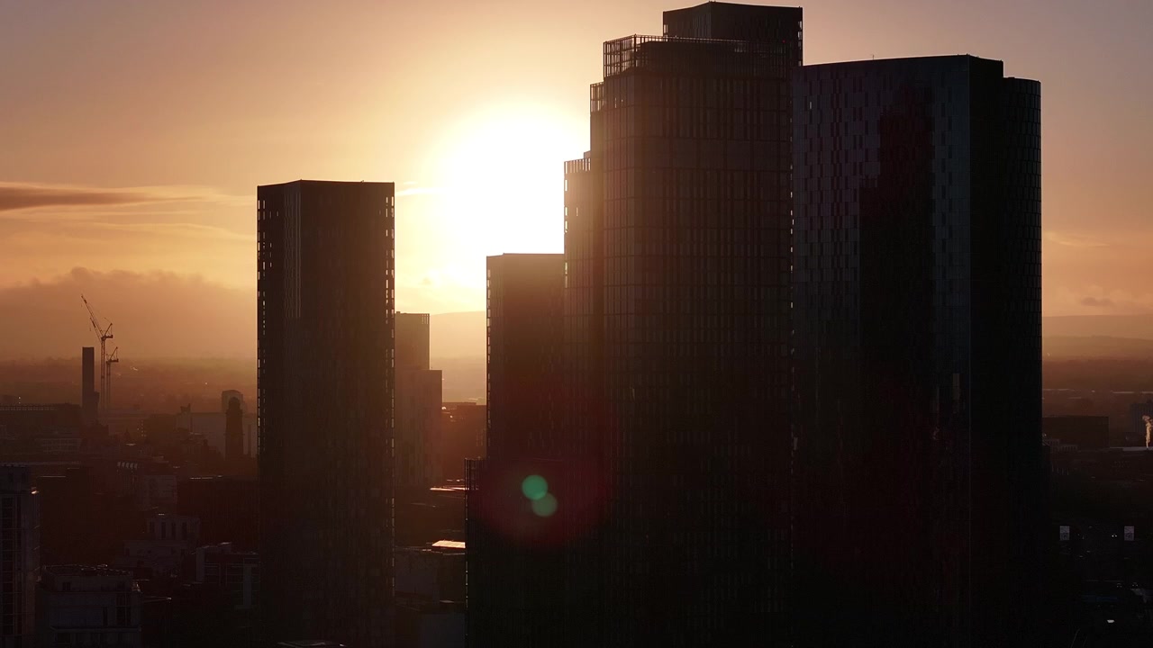 Amanece sobre Deansgate Square, un complejo residencial de rascacielos en el extremo sur del centro de Mánchester, Reino Unido. Se llaman North, West, South, East, The Blade, Beetham Tower y Three60