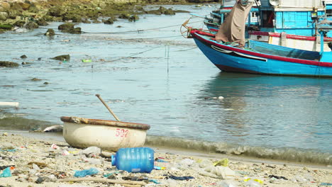 Traditionelle-Vietnamesische-Blaue-Boote,-Die-An-Einem-Stark-Verschmutzten-Strand-In-Meiner-Bräune-Verankert-Sind