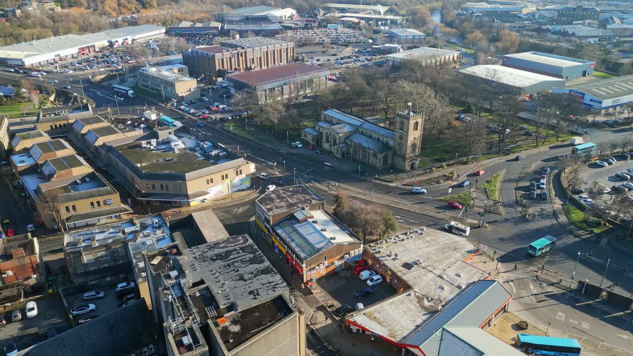 교회 산업 지역을 보여주는 요크셔 영국의 오래된 산업 도시와 교통 및 도로가 있는 번화한 도시의 영화적 항공 영상