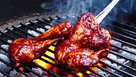 pollo a la parrilla en una parrilla de carbón