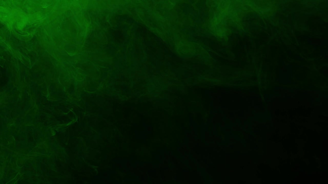 Realistisk grøn røg eller tåge driver og hvirvler på en sort baggrund. Ideel til overlejringer, special effects og til at skabe en mystisk, giftig eller magisk atmosfære.