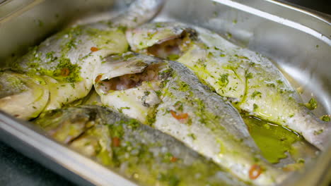 pescado de brasa de cabeza dorada fresco en hierbas preparado para hornear