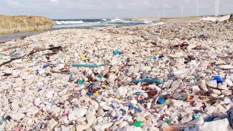 Inclinación-De-Desechos-Plásticos-Hechos-Por-El-Hombre-Y-Basura-Que-Se-Lavan-Lentamente-En-La-Costa-Rocosa-En-El-Caribe