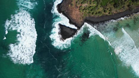 vista de pájaro sobre el promontorio de fingeral en nueva gales del sur, australia - toma de avión no tripulado