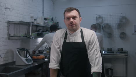 chef en una cocina comercial
