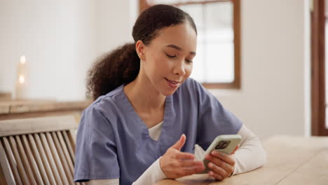 Médico,-Enfermera-Y-Mujer-Con-Teléfono-Para-Investigación