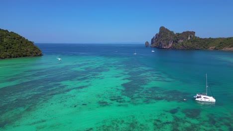 Catamaran-is-sailing-on-turquoise-water-near-a-tropical-Thai-island-on-a-sunny-day