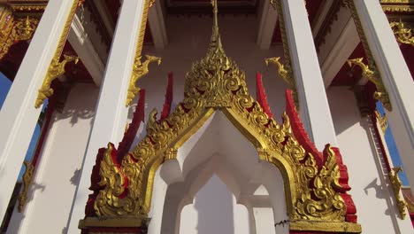 detalles arquitectónicos ornamentados de un templo tailandés
