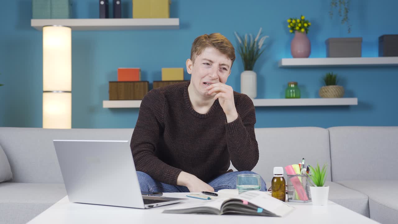 un adolescente deprimido que toma medicamentos.