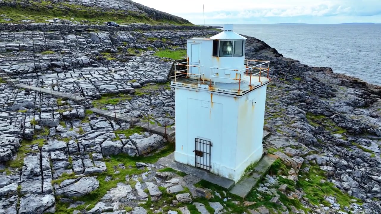 Irland episke steder: drone sirkler tett rundt Black Head fyr ved Blackhead-bukten, The Burren, Clare, langs The Wild Atlantic Way