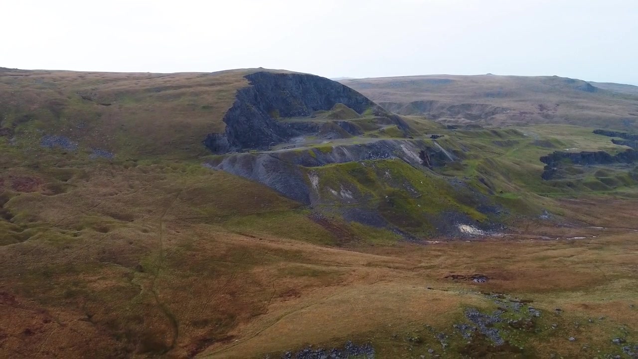 Veduta aerea della miniera di calcare abbandonata di Herbert's Quarry con scogliera rocciosa. Riprese drone del paesaggio gallese sui Brecon Beacons 4K.