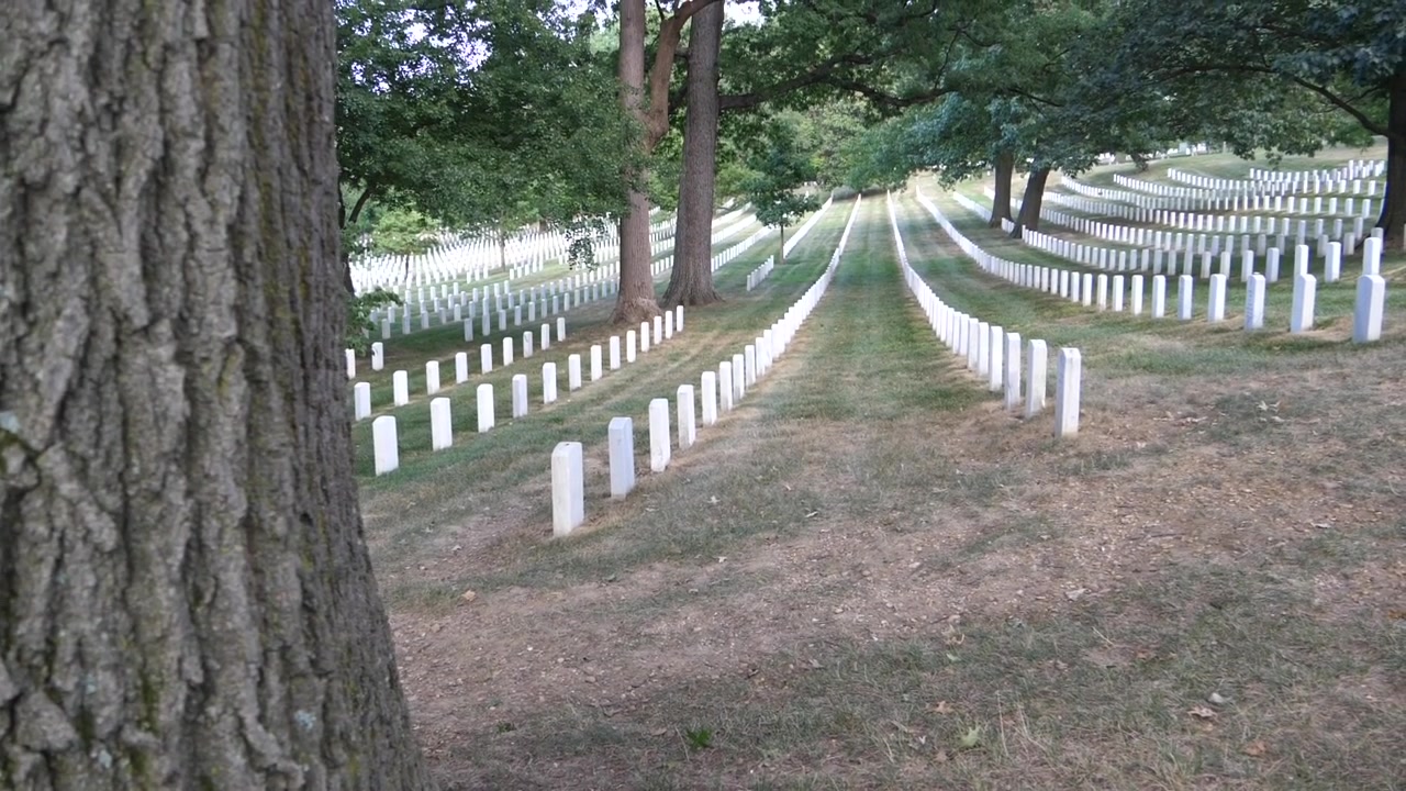 Una ripresa in slow motion che rivela il Cimitero Nazionale di Arlington.