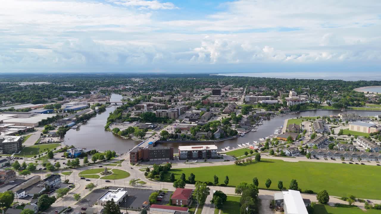 Cảnh quay drone zoom vào bờ sông Sheboygan, WI.