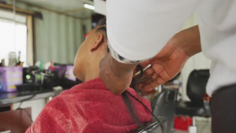 hombre africano haciendo trenzas