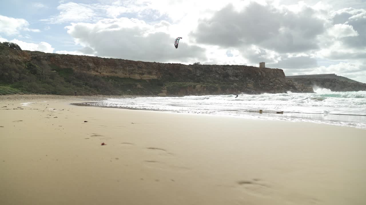 Pegadas Impressas na Areia da Praia da Baía Dourada no Inverno num Dia Ensolarado